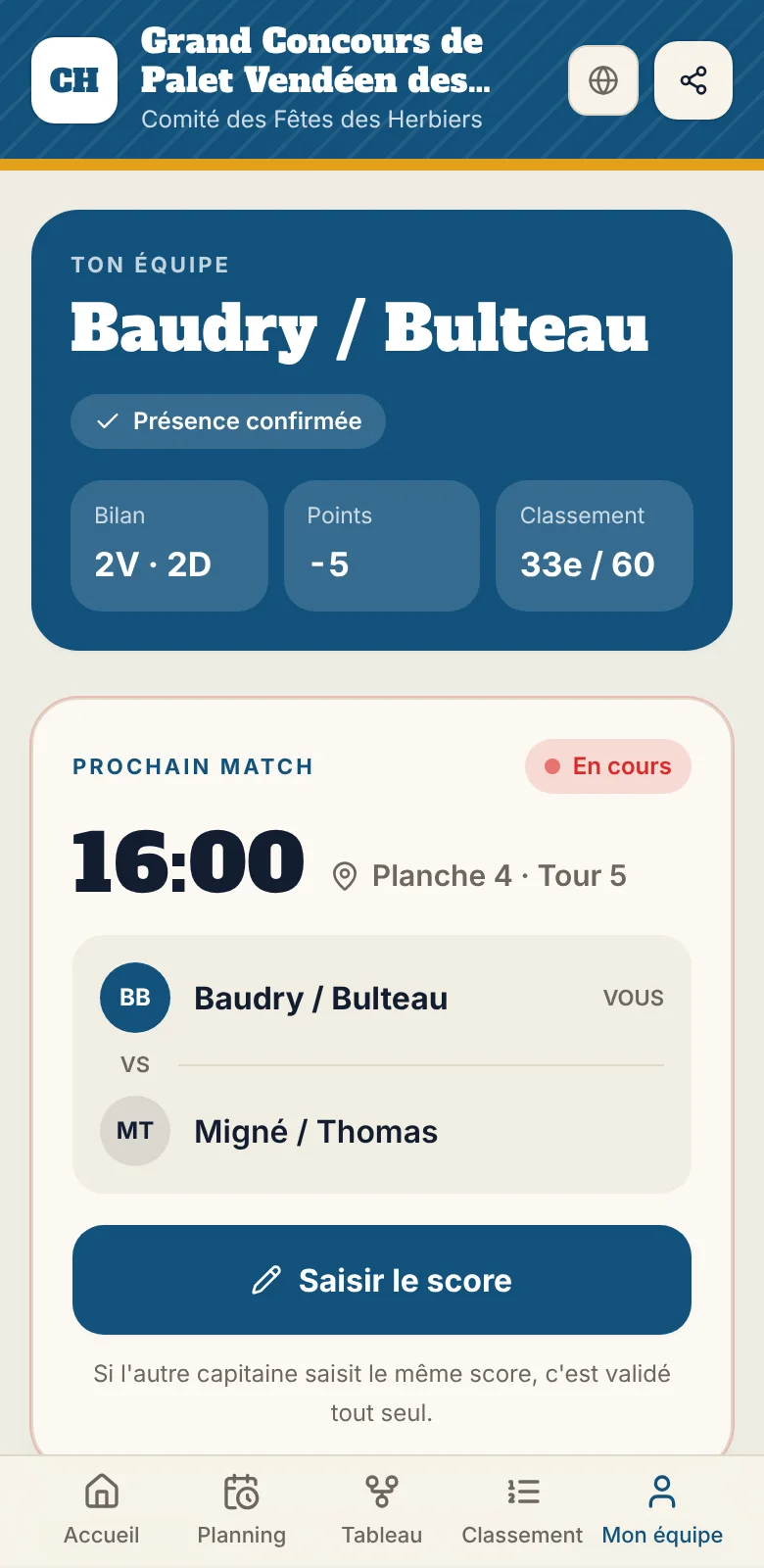 L'espace d'une doublette sur téléphone : son bilan, son classement, son prochain match sur la planche 4 et le bouton Saisir le score.